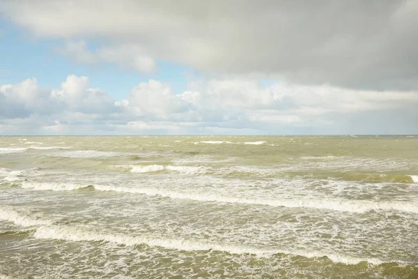 风暴过后 波罗的海在戏剧性的日落云彩之下 浪花飞溅的水史诗般的海景气旋 恶劣天气 气象学 生态学 气候变化 自然现象 — 图库照片
