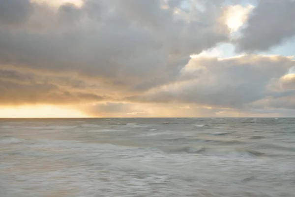 Балтийское Море Закате Драматическое Небо Синие Розовые Светящиеся Облака Золотой — стоковое фото