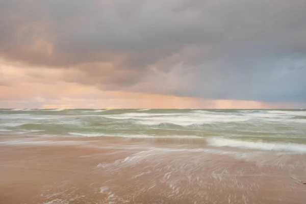 Östersjön Vid Solnedgången Dramatisk Himmel Blå Och Rosa Glödande Moln — Stockfoto
