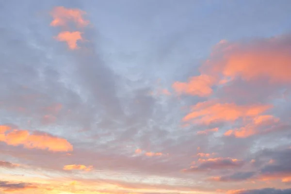 Jasne Błękitne Niebo Świecącymi Różowymi Złotymi Chmurami Cyrru Cumulus Wschód — Zdjęcie stockowe