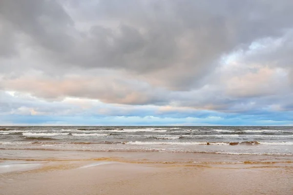 Берег Балтийского Моря Закате Вид Пляжа Песчаные Дюны Драматическое Небо — стоковое фото
