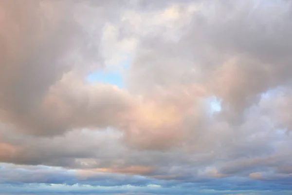 Cielo Azul Claro Con Nubes Brillantes Luz Solar Suave Paisaje — Foto de Stock