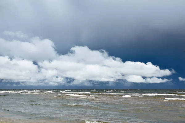 Mer Baltique Après Tempête Ciel Bleu Foncé Nuages Brillants Dramatiques — Photo