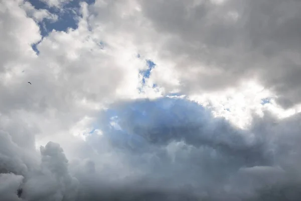 Coudscape Weiße Zierwolken Sanftes Sonnenlicht Sonnenstrahlen Strahlend Blauer Himmel Natürliche — Stockfoto