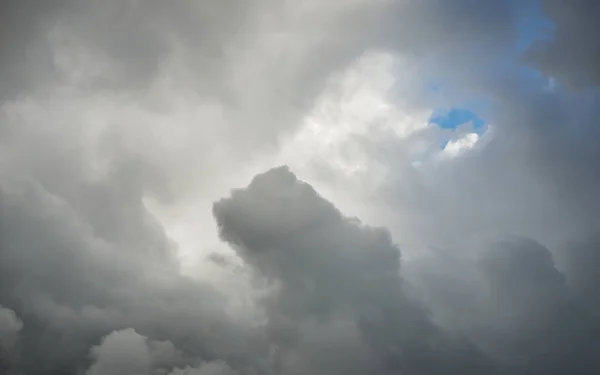 Coudscape Weiße Zierwolken Sanftes Sonnenlicht Sonnenstrahlen Strahlend Blauer Himmel Natürliche — Stockfoto