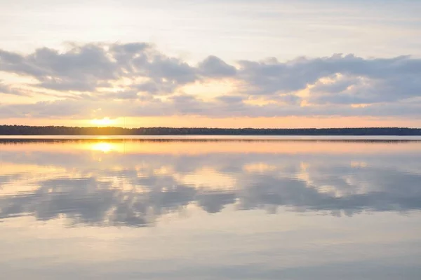 Forest Lake River Sunset Glowing Clouds Symmetry Reflections Crystal Clear — Foto Stock