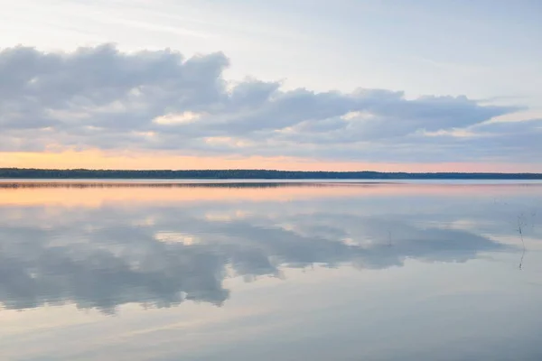 Lago Del Bosque Río Atardecer Nubes Brillantes Reflejos Simetría Agua — Foto de Stock