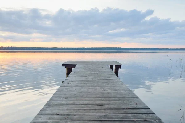 Skogssjö Älv Vid Solnedgången Träpir Glödande Moln Symmetriska Reflektioner Ett — Stockfoto