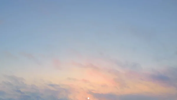 Clear Blue Sky Glowing Pink Golden Cirrus Cumulus Clouds Sunrise — Foto de Stock