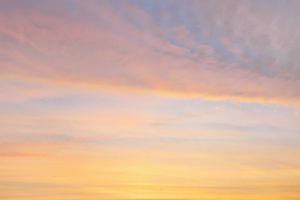 Clear Blue Sky Glowing Pink Golden Cirrus Cumulus Clouds Sunrise — Zdjęcie stockowe