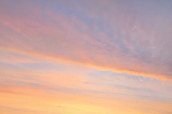 Céu Azul Claro Com Brilhante Cirro Rosa Dourado Nuvens Cumulus — Fotografia de Stock