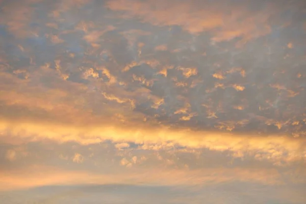 Cielo Azul Claro Con Brillantes Cirros Rosados Dorados Nubes Cúmulos —  Fotos de Stock