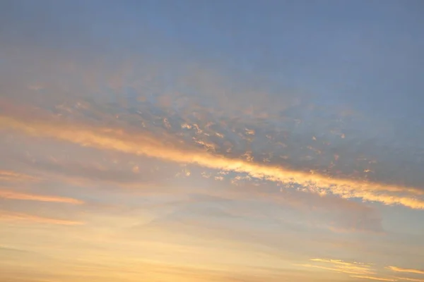 Cielo Azul Claro Con Brillantes Cirros Rosados Dorados Nubes Cúmulos — Foto de Stock