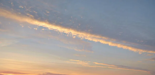 Clear Blue Sky Glowing Pink Golden Cirrus Cumulus Clouds Sunrise — Stock Photo, Image
