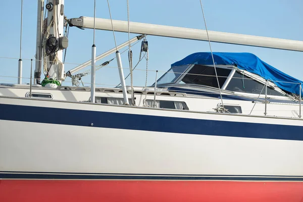 Bir yat limanında karada duran 20 metrelik bir yelkenli. Ulaşım, denizcilik, onarım ve hizmet, yelkencilik, spor, eğlence. Turizm, boş zaman aktivitesi kavramları