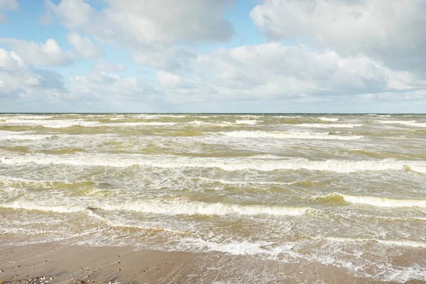 Берег Балтийского Моря Песчаные Дюны Пляж После Шторма Драматическое Небо Лицензионные Стоковые Фото