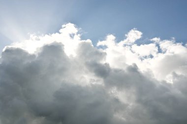Coudscape. Beyaz süs bulutları. Yumuşak güneş ışığı, güneş ışınları. Açık mavi gökyüzü. Doğal desen, doku, arkaplan, duvar kağıdı, grafik kaynakları, tasarım, kopyalama alanı. Barışın sembolü