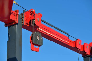 Yat limanındaki modern vinç görüntüsü. Ulaşım, liman servisi, onarım, özel ekipman, teknoloji