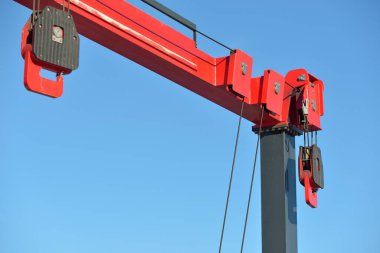 Yat limanındaki modern vinç görüntüsü. Ulaşım, liman servisi, onarım, özel ekipman, teknoloji