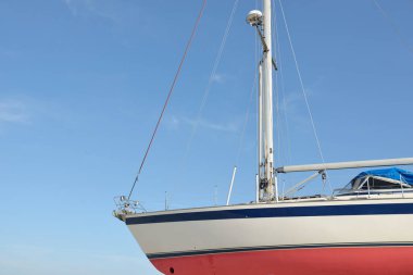 Bir yat limanında karada duran 20 metrelik bir yelkenli. Ulaşım, denizcilik, onarım ve hizmet, yelkencilik, spor, eğlence. Turizm, boş zaman aktivitesi, rota, ilham kavramları