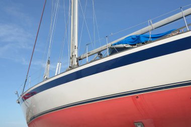 Bir yat limanında karada duran 20 metrelik bir yelkenli. Ulaşım, denizcilik, onarım ve hizmet, yelkencilik, spor, eğlence. Turizm, boş zaman aktivitesi, rota, ilham kavramları