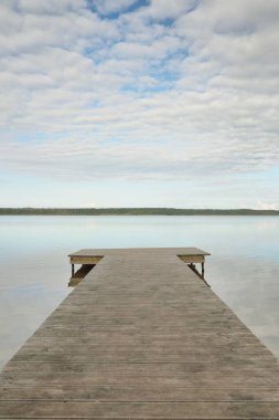 Orman nehri (göl) güneşli bir günde. Ahşap iskele. Clea gökyüzü, kristal berrak suda yansıyor. Idyllic manzara, kırsal manzara. Doğa, ekoloji, eko-turizm, yürüyüş, ekoloji beldesi, yerel turizm