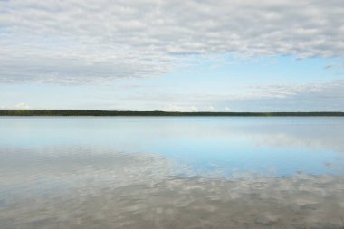 Orman nehri (göl) güneşli bir günde. Clea gökyüzü, kristal berrak suda yansıyor. Idyllic manzara, kırsal manzara. Doğa, ekoloji, eko-turizm, yürüyüş, ekoloji beldesi, yerel turizm