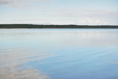 Orman nehri (göl) güneşli bir günde. Clea gökyüzü, kristal berrak suda yansıyor. Idyllic manzara, kırsal manzara. Doğa, ekoloji, eko-turizm, yürüyüş, ekoloji beldesi, yerel turizm