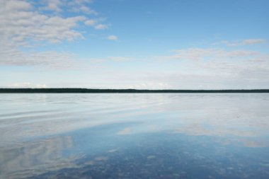 Orman nehri (göl) güneşli bir günde. Clea gökyüzü, kristal berrak suda yansıyor. Idyllic manzara, kırsal manzara. Doğa, ekoloji, eko-turizm, yürüyüş, ekoloji beldesi, yerel turizm
