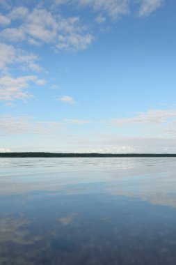 Orman nehri (göl) güneşli bir günde. Clea gökyüzü, kristal berrak suda yansıyor. Idyllic manzara, kırsal manzara. Doğa, ekoloji, eko-turizm, yürüyüş, ekoloji beldesi, yerel turizm