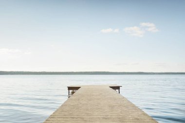 Orman nehri (göl) güneşli bir günde. Ahşap iskele. Clea gökyüzü, kristal berrak suda yansıyor. Idyllic manzara, kırsal manzara. Doğa, ekoloji, eko-turizm, yürüyüş, ekoloji beldesi, yerel turizm