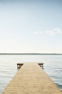 Orman nehri (göl) güneşli bir günde. Ahşap iskele. Clea gökyüzü, kristal berrak suda yansıyor. Idyllic manzara, kırsal manzara. Doğa, ekoloji, eko-turizm, yürüyüş, ekoloji beldesi, yerel turizm