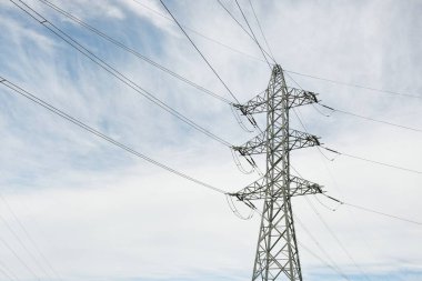 Elektrik güç hattı. Dramatik bir gökyüzü. Şehir manzarası kavramı. Enerji, enerji üretimi, ekipman, endüstri, çevresel hasar, kirlilik, ekoloji, arz, altyapı