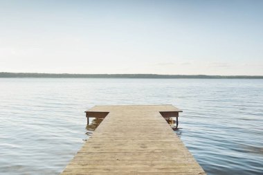 Orman nehri (göl) güneşli bir günde. Ahşap iskele. Clea gökyüzü, kristal berrak suda yansıyor. Idyllic manzara, kırsal manzara. Doğa, ekoloji, eko-turizm, yürüyüş, ekoloji beldesi, yerel turizm