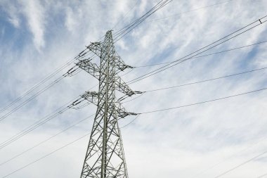 Elektrik güç hattı. Dramatik bir gökyüzü. Şehir manzarası kavramı. Enerji, enerji üretimi, ekipman, endüstri, çevresel hasar, kirlilik, ekoloji, arz, altyapı