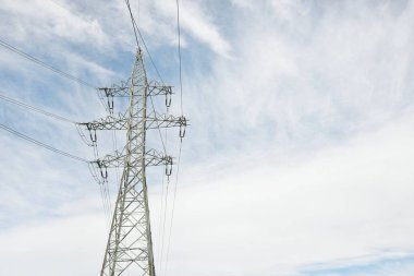 Elektrik güç hattı. Dramatik bir gökyüzü. Şehir manzarası kavramı. Enerji, enerji üretimi, ekipman, endüstri, çevresel hasar, kirlilik, ekoloji, arz, altyapı