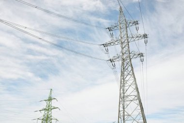 Elektrik güç hattı. Dramatik bir gökyüzü. Şehir manzarası kavramı. Enerji, enerji üretimi, ekipman, endüstri, çevresel hasar, kirlilik, ekoloji, arz, altyapı