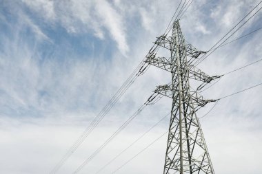 Elektrik güç hattı. Dramatik bir gökyüzü. Şehir manzarası kavramı. Enerji, enerji üretimi, ekipman, endüstri, çevresel hasar, kirlilik, ekoloji, arz, altyapı