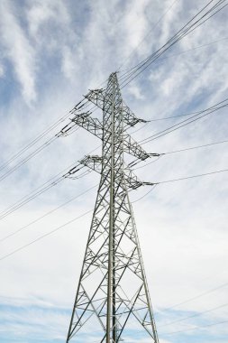 Elektrik güç hattı. Dramatik bir gökyüzü. Şehir manzarası kavramı. Enerji, enerji üretimi, ekipman, endüstri, çevresel hasar, kirlilik, ekoloji, arz, altyapı