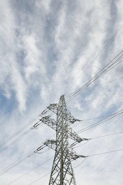 Elektrik güç hattı. Dramatik bir gökyüzü. Şehir manzarası kavramı. Enerji, enerji üretimi, ekipman, endüstri, çevresel hasar, kirlilik, ekoloji, arz, altyapı