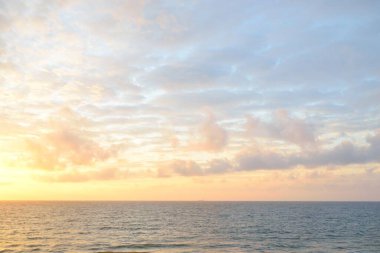 Gün batımında Baltık kıyılarından panoramik manzara. Dramatik bulutlar, parlayan bulutlar, fırtınadan sonra altın güneş ışığı. Doğa, çevre, iklim değişikliği, kararsız hava