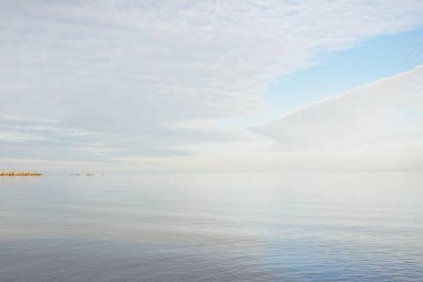 Güneşli bir günde Baltık Denizi kıyısı. Gökyüzü açık. Idyllic deniz manzarası. Doğa, tatiller, eğlence. Çevre turizmi. Panoramik görünüm