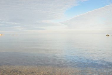 Güneşli bir günde Baltık Denizi kıyısı. Gökyüzü açık. Idyllic deniz manzarası. Doğa, tatiller, eğlence. Çevre turizmi. Panoramik görünüm