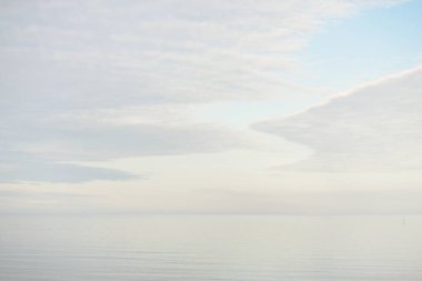 Güneşli bir günde Baltık Denizi kıyısı. Gökyüzü açık. Idyllic deniz manzarası. Doğa, tatiller, eğlence. Çevre turizmi. Panoramik görünüm
