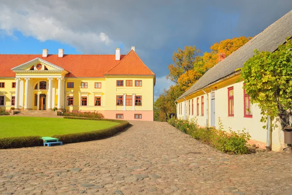 Durbe kalesinin panoramik manzarası ve güzel bir yaz bahçesi. - Letonya. Tarih, simgeler, seyahat yerleri, gezi yerleri, mimari