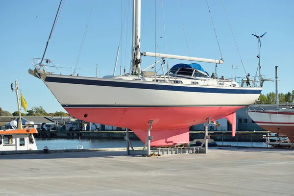 Cruising Sailboat Standing Land Yacht Marina Transportation Nautical Vessel Repair — стоковое фото