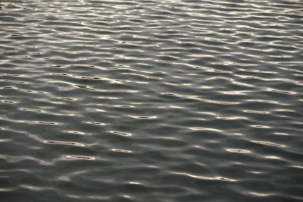 水面纹理 柔和的日落光 水面上的反光 湖泊主题 — 图库照片