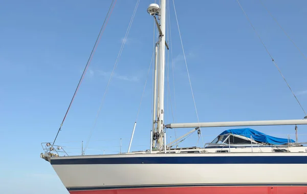 Cruising Sailboat Standing Land Yacht Marina Transportation Nautical Vessel Repair — ストック写真