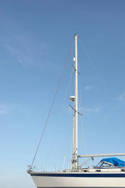 Fuß Kreuzendes Segelboot Das Land Einem Yachthafen Steht Transport Nautische — Stockfoto