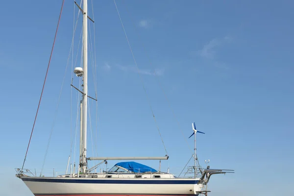 Fuß Kreuzendes Segelboot Das Land Einem Yachthafen Steht Transport Nautische — Stockfoto